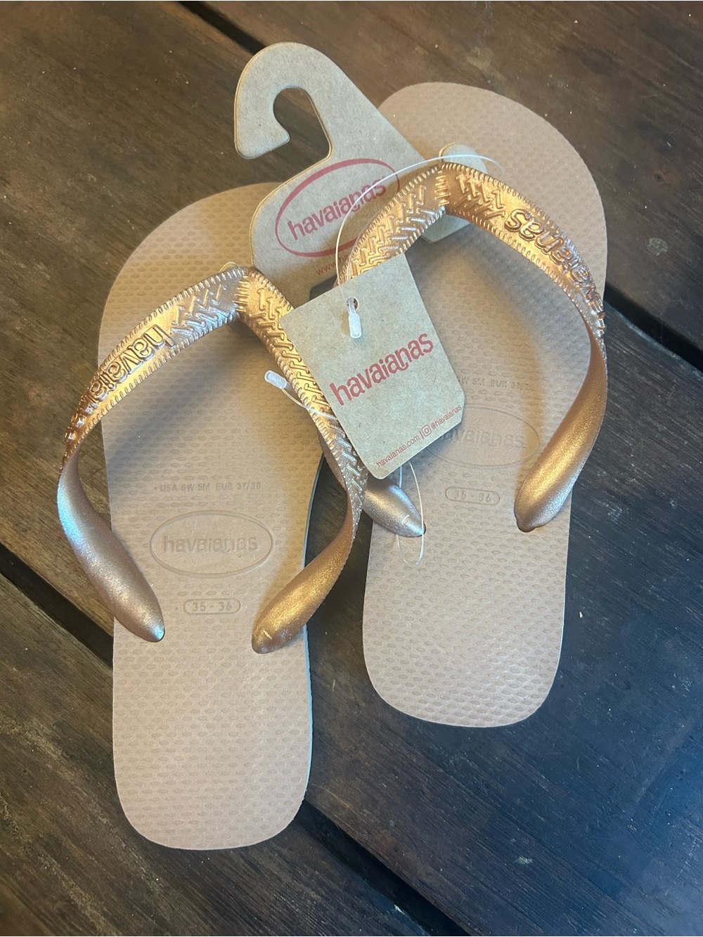 NWT Havaianas Women’s Metallic Flip Flops - Rose Gold